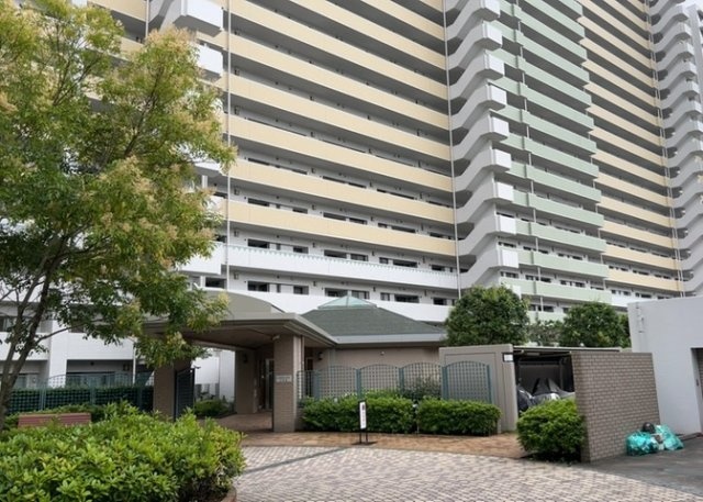 中庭（パティオ）とは、一つの建築物の内部に設けられた、壁などで囲われている庭のことを指します。コの字型、ロの字型が主流ですが、L字型の中庭もあります。最近では、インテリア性の高さからも人気があります。