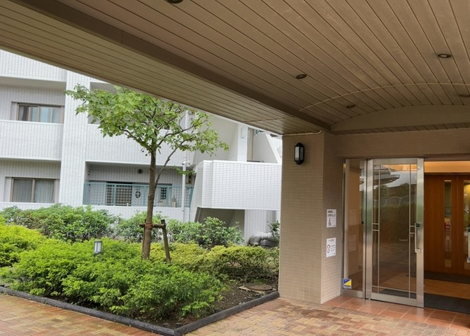 共有部分は、住民なら誰もが使える設備のこと。例えば駐車場やエレベーター、インターネット設備、セキュリティ設備などがあります。他にも、マンションの廊下・外部階段やエントランス・ゴミ置き場などがあります。