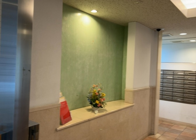 受付はマンションコンシェルジュがいる場合もあれば、管理人が滞在する小部屋を総称して呼ぶことがあります。主にエントランスに設置されていることから、防犯面でも期待ができます。防犯設備がない場合はより安心！