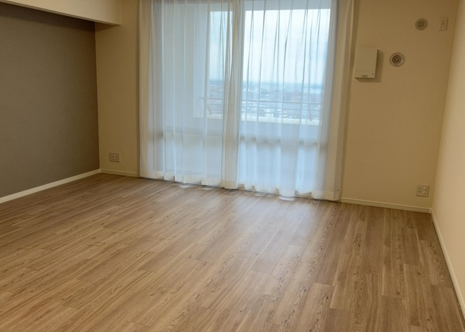 直線タイプはLとDKを一直線に並べた形で対面キッチンのタイプです。一般的なのでよく見かけるかもしれません。直線タイプに似た直接アイランドタイプは、キッチンとダイニングの間に壁がない分広く感じられます。