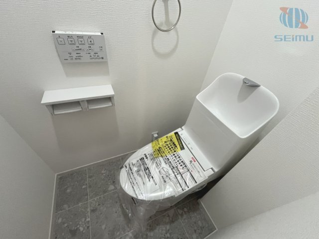 【トイレ】温水洗浄機能付きトイレ。清潔感のある落ち着いた空間です◎