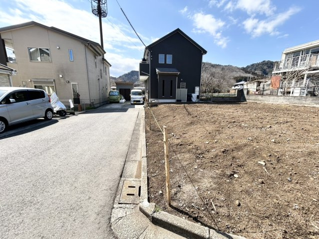 土地購入を検討されている場合、境界杭がない状態で購入してしまうと境界確定測量をする必要があり、費用がかかります。購入の前に、売主、隣土地所有者立ち合いのもと境界を確定し境界杭を設置するのがベストです。