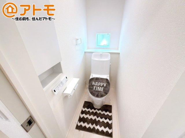 窓があり換気もすぐにできる、清潔感のあるトイレです♪