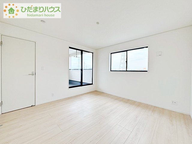 バルコニーに面していて、たっぷり光りの入る明るい主寝室です！