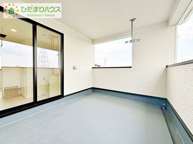 広々としたバルコニー。お洗濯物もぜーんぶ干せちゃいます！！