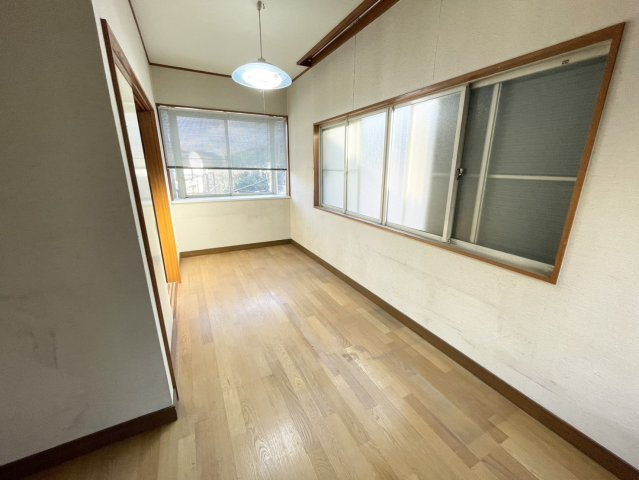 洋室のメリットは重い家具が置きやすく、身の回りが整理しやすいことです。　床がフローリングのため畳とは異なり凹みにくいです。　クローゼットなど収納が豊富で、普段使わない旅行カバンや服の整頓も簡単にです。