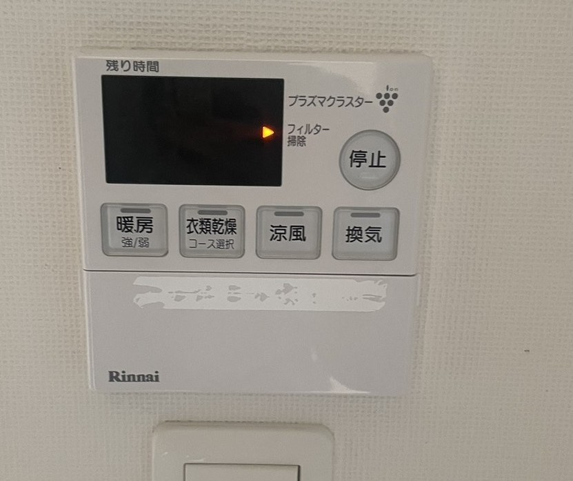 浴室暖房乾燥機付きで、雨の日や花粉の季節でも室内干しが可能。暖房・涼風・換気機能も備わっており、快適なバスルーム環境をサポートします。洗濯物の乾燥はもちろん、浴室内のカビ対策にも役立つ便利な設備。