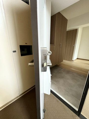 玄関を開けると温かみのある住空間が広がり、帰宅するたびほっと安らげる住まいです