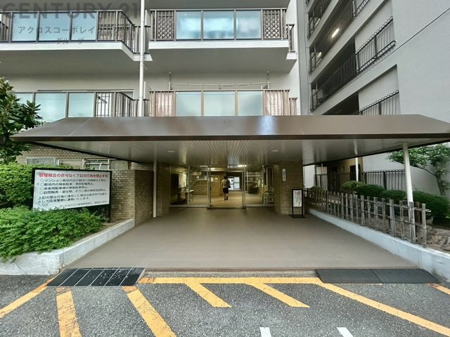 3LDK＋フリースペースがあり、ファミリーでもゆとりを持って暮らせる広さです。南向きバルコニーに面しているため、2つの洋室に自然光が入りやすく、明るい空間で過ごせます。