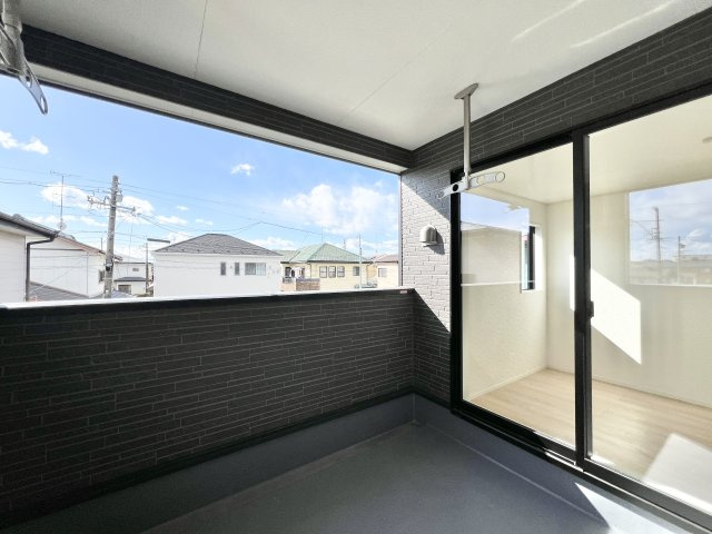 屋根があるので急な雨で洗濯物が濡れてしまうのを防げたり、強い日差しからお洗濯ものを守ってくれそうですね。
