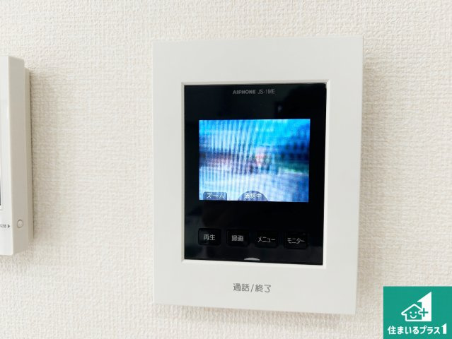 カラーモニターインターホン！声だけでなく来訪者の姿や顔がモニターで確認できるので、小さなお子様がいらっしゃるご家庭でも安心できます！