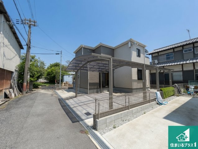 周辺は閑静な住宅街！前面道路広々で車の出し入れも便利です。駐車が苦手な方でも安心して車庫入れできます！