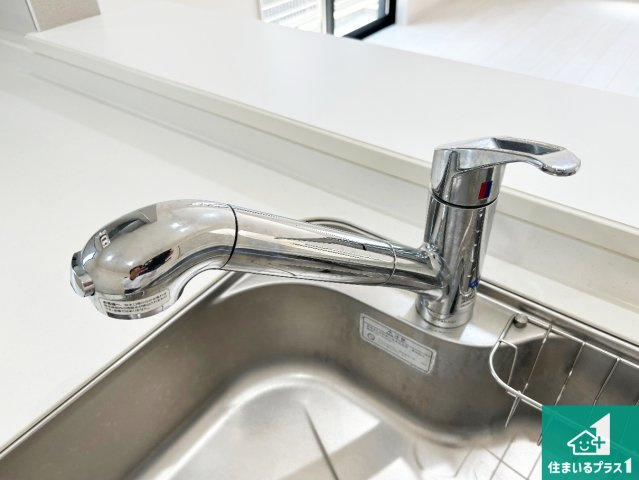 浄水器を内蔵！炊飯時、お茶を作る時に安心してお水を使えます！お湯と冷水、浄水と原水、シャワーの切替えもワンタッチです！