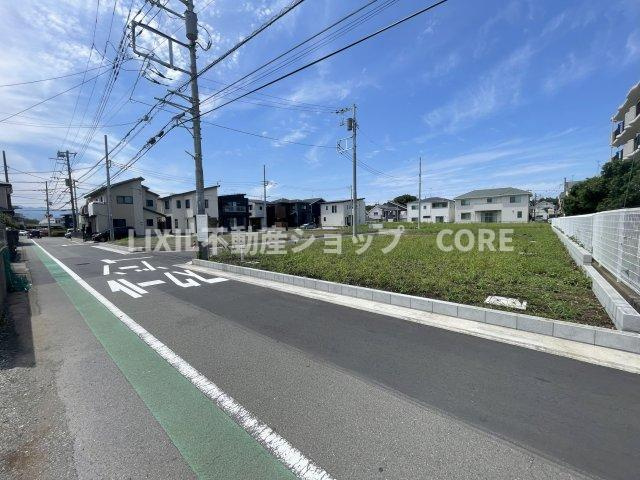 前面道路は閑静な住宅地をはしる車通りの少ない道路。お車の出し入れが苦手なママや小さなお子様にも安心。