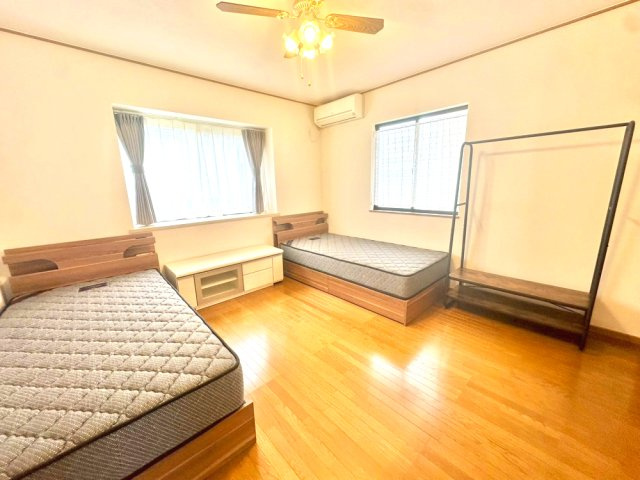 2階8帖の洋室です。2面採光で陽当り良好です。