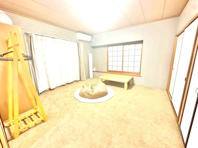 1階8帖の洋室です。収納も豊富で2面採光で陽当り良好です。