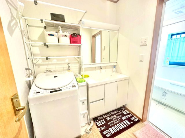 独立洗面台、小物を置くことができて便利です。朝の支度には欠かせません！