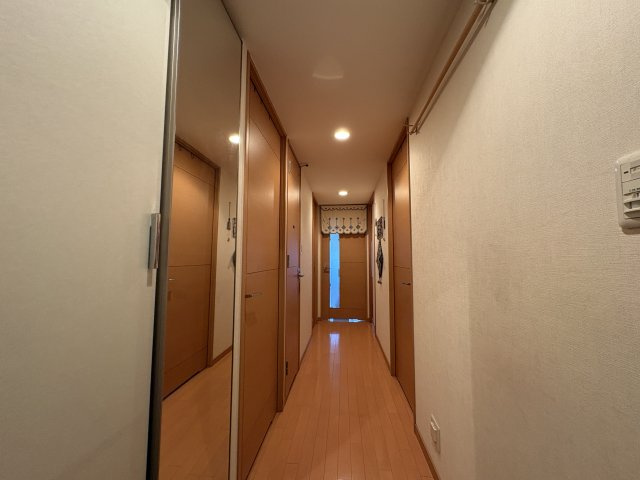 まっすぐに伸びる廊下は見通しが良く、すっきりとした印象。各居室へアクセスしやすい動線で、日々の生活もスムーズです。落ち着いた色合いの内装が、上品で心地よい空間を演出します。明るさも感じられます。