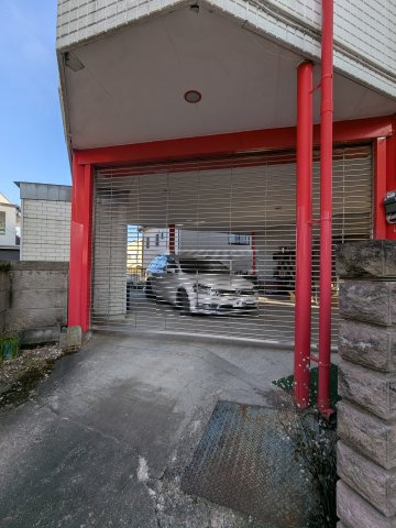 シャッター付駐車場。防犯にも有効ですね。