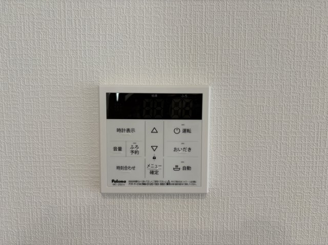ワンタッチで自動お湯はり・保温ができる便利なオートバスシステム。いつでも温かいお風呂に入れる「追い焚き機能」付きで、入浴時間の異なるご家族がいてもそれぞれ快適にバスタイムを楽しめます。