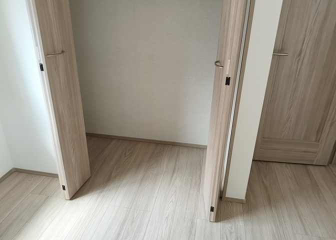 デザイン性を重視しすぎて収納が少なかった！なんてことにならないため、事前に現地で収納の数を確認しておくことをお勧めします。クローゼット以外にも床下収納や屋根裏収納、パントリーなどもチェックしましょう。