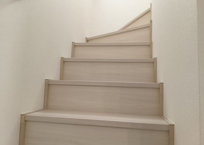 建物の上下階の通路である階段は、その位置によって動線や室内の印象が大きく左右されます。手摺にも重要な役割があり、転倒の防止・歩行や動作を円滑にして日常生活を支えることを主な目的として設置されています。