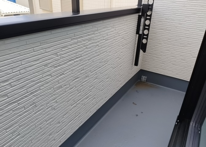 バルコニーは、室外の専用スペースのうち、「屋根がなく開放された空間」であるものを指します。ベランダより広いタイプのものが多く、日当たりもよいため家庭菜園などを楽しみたい人にとって適した環境となります。