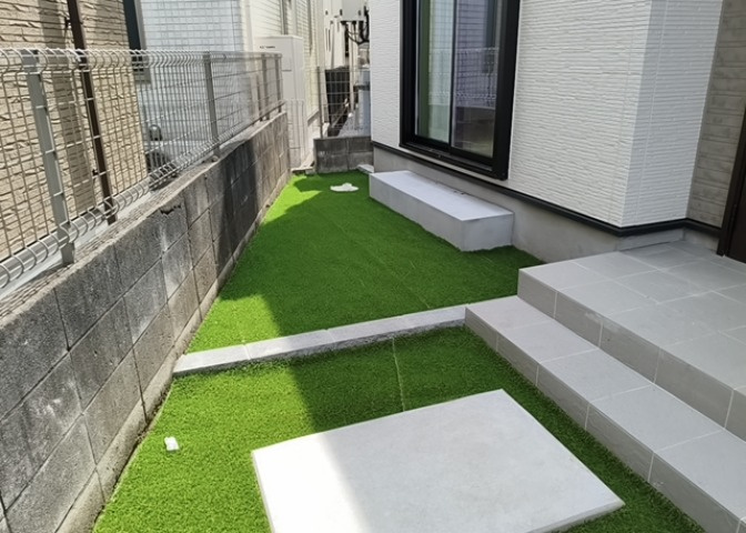 庭があることでガーデニングや家庭菜園はもちろん、こどもの遊び場やペットを放して遊ぶことができます。また、家の周囲に余裕があるということです。隣地との間があれば、十分な日当たりと、風通しが確保できます。
