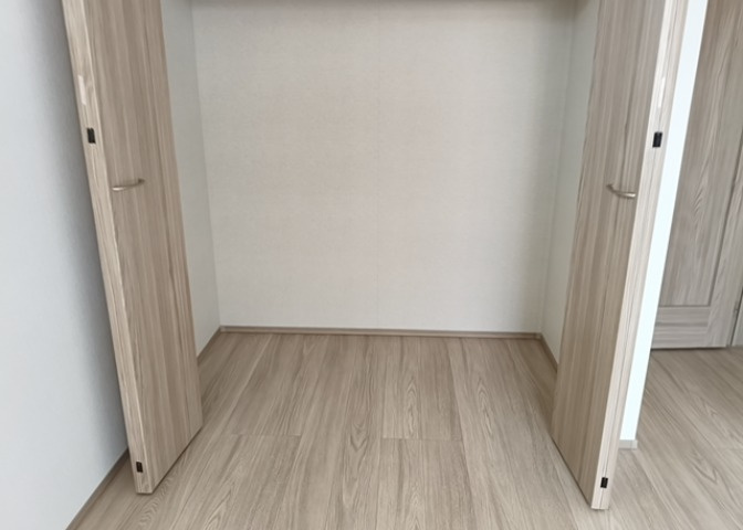 ウォークインクローゼットがあれば、クローゼット内でコーディネートが完成できますし、季節の変わり目に行う衣替えの手間も省けます。また、スーツケースなど大きいものもしまうことができ使い勝手がよいです。