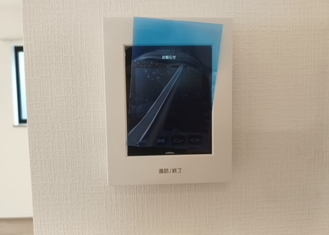 モニターで来訪者を確認して、目的が分からない場合はインターホンを通じて室内から会話することができます。怪しいと感じた場合はインターホン越しにお帰りいただくことができるので、直接会うことがなく安全です。