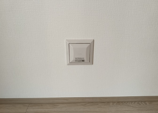 1日中建物内の換気が行われるように設計された仕組みです。気密性の高い住宅は、家に籠った空気でシックハウス症候群になる可能性がありますが、24時間換気システムであれば計画的な換気で対策が可能です。