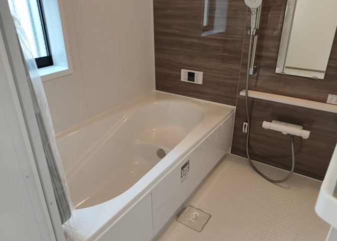 入浴時の快適さも大事なことですが、綺麗な状態を維持できなければ気持ちよく入浴できません。毎日の掃除が楽という点は大事なポイントになります！カビが生えにくく掃除がしやすい、壁や浴槽を選ぶといいでしょう。