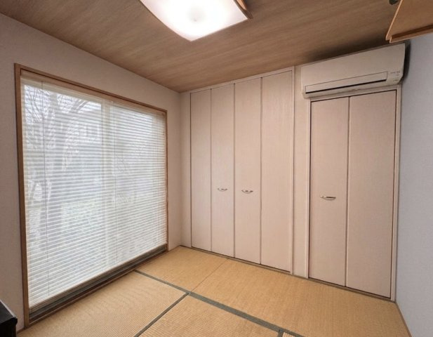 落ち着いた雰囲気の和室は、くつろぎの空間としてはもちろん来客用にも便利です。押入収納がしっかり確保されており、布団や季節物の収納にも対応。障子からやわらかな光が入り、心地よい時間を過ごせます。