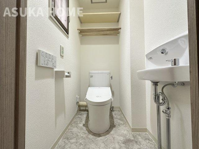 毎日利用するトイレはシンプルでお掃除しやすいタイプです。