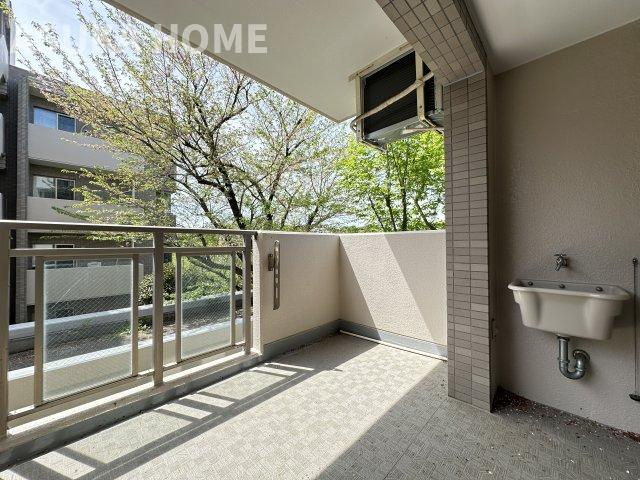 遮るものが視界に無い2階の角部屋南向き2面バルコニーがあり採光良好です。