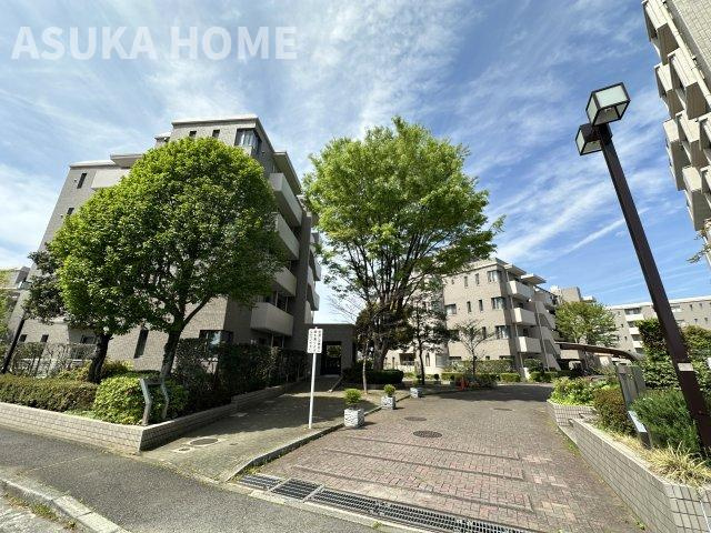 高台の閑静な住宅街に位置しており全11棟からなる「サザンヒルズ竹山」7番館です。