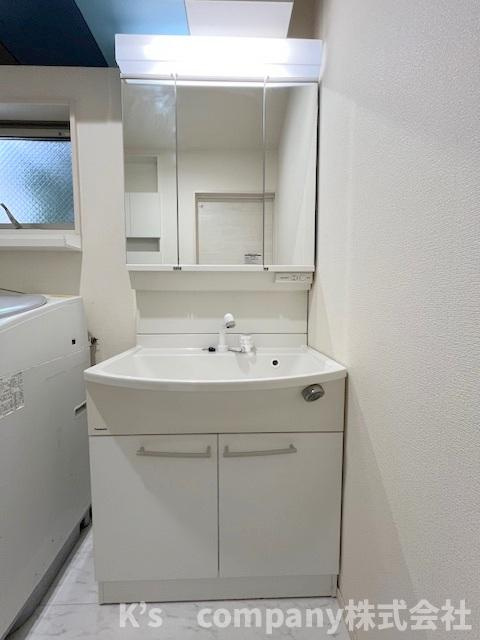 三面鏡の内側には小物収納が充実しています◇