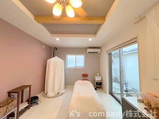 やさしい色合いのアクセントクロスが、お部屋にぬくもりと落ち着きをプラスしてくれます☆
