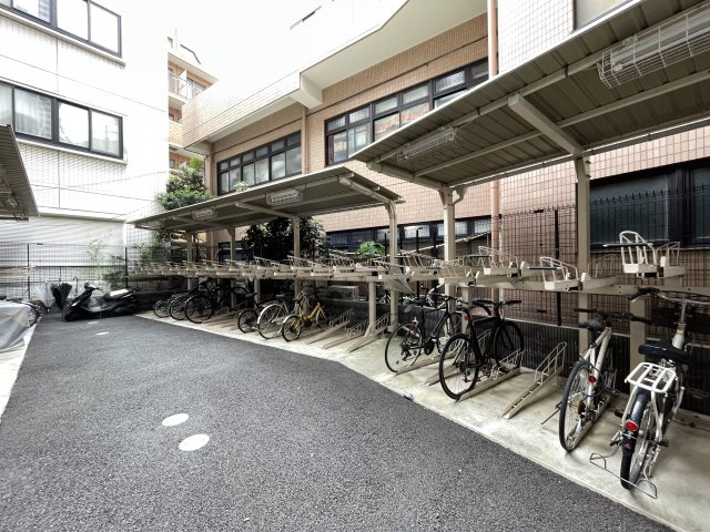 屋根付きの駐輪場で、サビや汚れの心配も不要。　