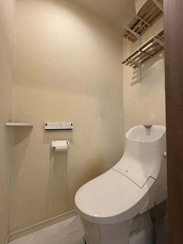 ウォシュレット付きトイレで、角に小物などが置ける場所場所があります　※画像はＣＧによる加工を行っております