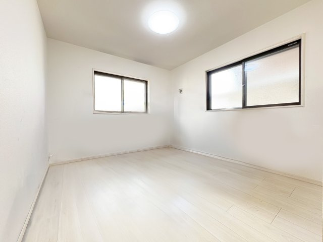 二面採光でとても明るいお部屋です。　※画像はＣＧによる加工を行っております
