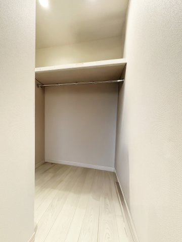 一階にウォークインクローゼットがある為、帰ったらすぐ上着をかけられそうですね♪　※画像はＣＧによる加工を行っております