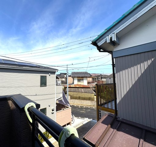 バルコニーからの展望。隣の家との距離もある為洗濯物がよく乾きそうです。　※画像はＣＧによる加工を行っております