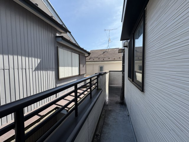 バルコニーはキッチンに面しており、勝手口がついています！　※画像はＣＧによる加工を行っております