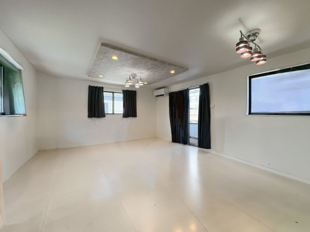 リビング二階でなんと三面採光！明るいお部屋で会話が楽しく弾みそうです！　※画像はＣＧによる加工を行っております