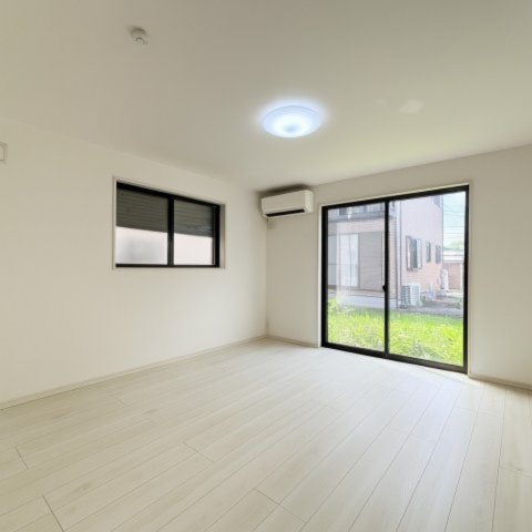 約8.9帖の広々空間。前面に建物がなく、あたたかな日差しがたっぷり差し込みます。雨戸付きで安心。　※画像はＣＧによる加工を行っております