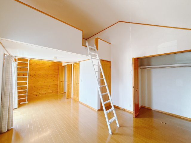 ■洋室｜こちらは、お子様の成長などに合わせて壁をつくり、二部屋に分けることのできる『育ち壁』です♪