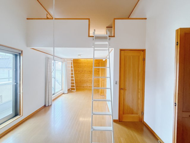 ■洋室｜どんな家具も合わせやすいデザイン！シンプルなつくりだからこそどんな色味・どんな素材の家具もしっくりマッチします♪