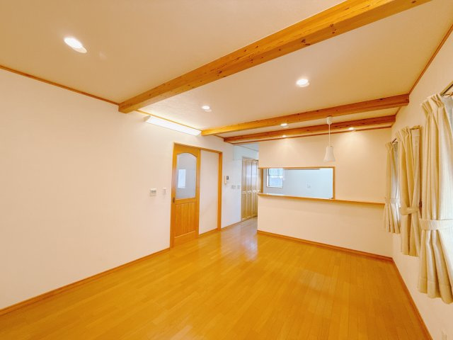■リビング｜広々としたリビングはご家族が同じ空間にいながら自分の趣味などをゆったり楽しみながら過ごすことができます。