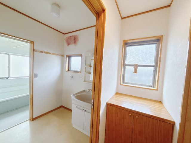 ■洗面室横｜コンパクトで無駄のない設計の脱衣所！しっかり窓付きだから換気もバッチリ☆洗面室横は窓もついています♪